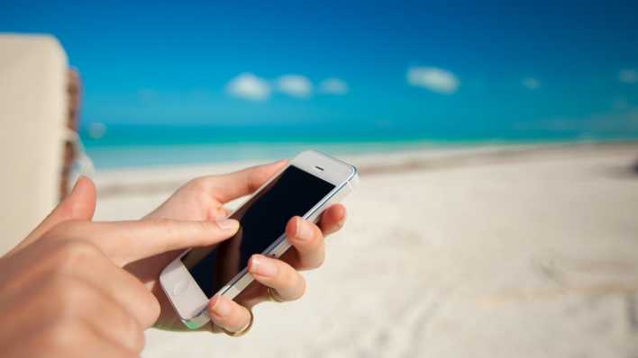 Handy am Strand, Foto: COLOURBOX
