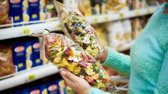 Nudelkauf im Supermarkt, Foto: Colourbox