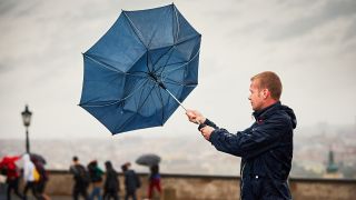 Mann mit Regenschirm, Foto: Colourbox