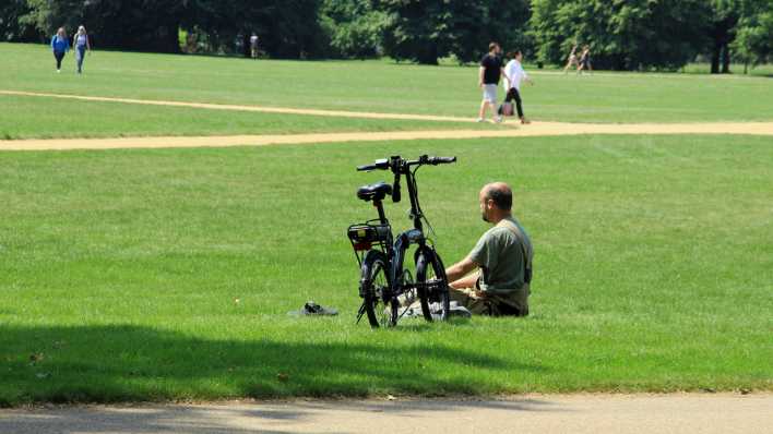 Mann mit Klapprad auf einer Wiese, Foto: Colourbox
