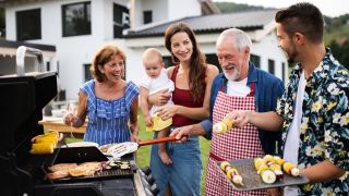 Familie am Grill, Foto: colourbox