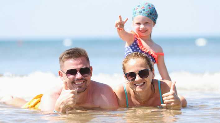 Familie beim Badeurlaub, Foto: Colourbox
