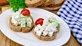 Feta Käse auf Brot, Foto: Colourbox