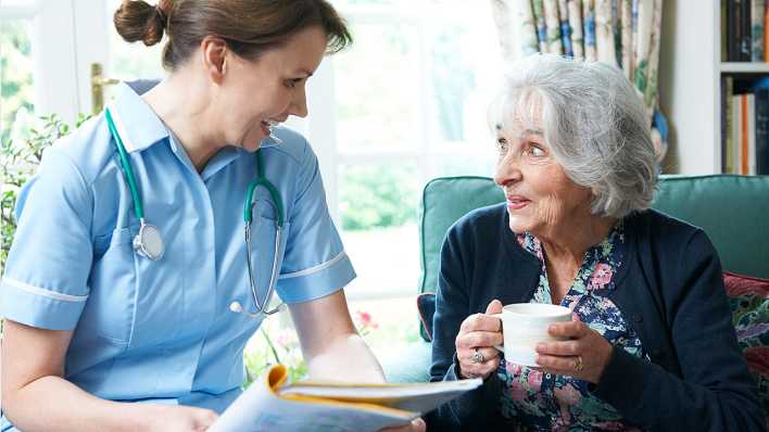 Pflege: Ältere Frau und Krankenschwester, Foto: Colourbox