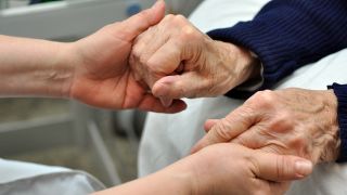 Pflege - Hände einer älteren Person werden gehalten, Bild: Colourbox