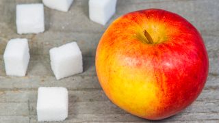 Apfel und Zuckerstücke, Foto: Colourbox