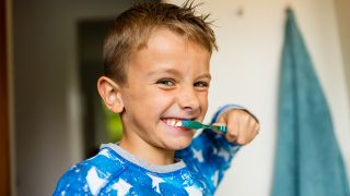 Junge putzt Zähne, Foto: Colourbox
