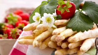 Spargel und Erdbeeren, Foto: Colourbox
