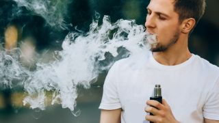 Junger Mann mit E-Zigarette, Foto: Colourbox