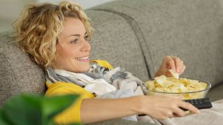 Frau isst Kartoffelchips, Foto: colourbox