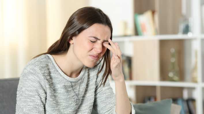 Junge Frau juckt sich die Augen, Foto: Colourbox