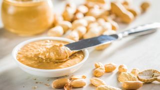 Erdnussbutter und Erdnüsse, Foto: Colourbox