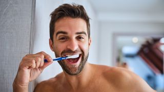 Mann putzt sich die Zähne, Foto: Colourbox