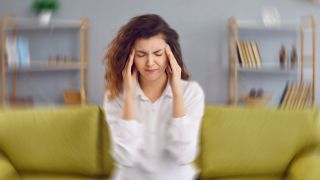 Frau mit Tinnitus, Foto: Colourbox