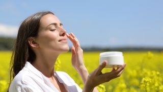 Junge Frau mit Sonnencreme, Foto: Colourbox