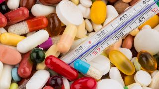 Thermometer und Tabletten, Foto: Colourbox
