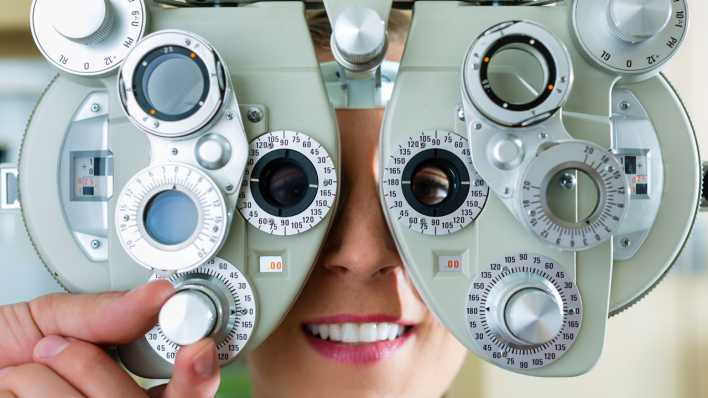 Frau beim Optiker, Foto: Colourbox