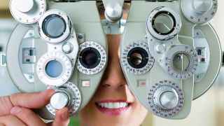 Frau beim Optiker, Foto: Colourbox