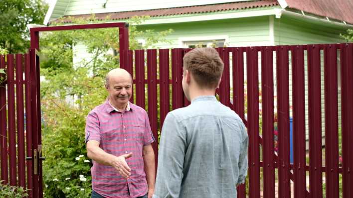 Handschlag unter Nachbarn, Foto: Colourbox