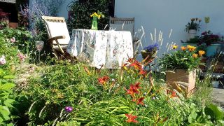Sitzplatz im Garten mit Taglilien, Foto: Barbara Wolf/Antenne Brandenburg
