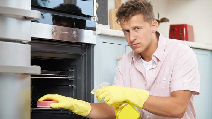 Mann reinigt den Backofen, Foto: colourbox