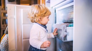 Kind am Kühlschrank, Foto: Colourbox