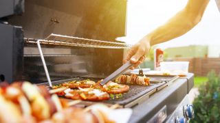 Grillgut auf einem Gasgrill, Foto: Colourbox