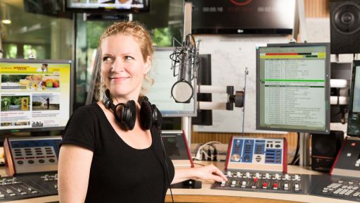 Moderatorin Claudia Heber im Antenne.Studio, Foto: Antenne Brandenburg/St. Wieland