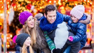 Familie auf dem Weihnachtsmarkt, Foto: Colourbox