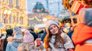 Junge Frau auf dem Weihnachtsmarkt, Foto: Colourbox