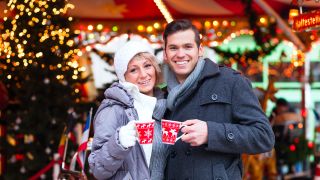 Pärchen auf dem Weihnachtsmarkt, Foto: Colourbox
