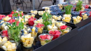 Verkaufsstand mit Obstbechern, Foto: Colourbox