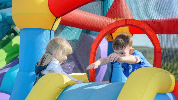 Kinder auf einer Hüpfburg, Foto: Colourbox Kinder auf einer Hüpfburg, Foto: Colourbox