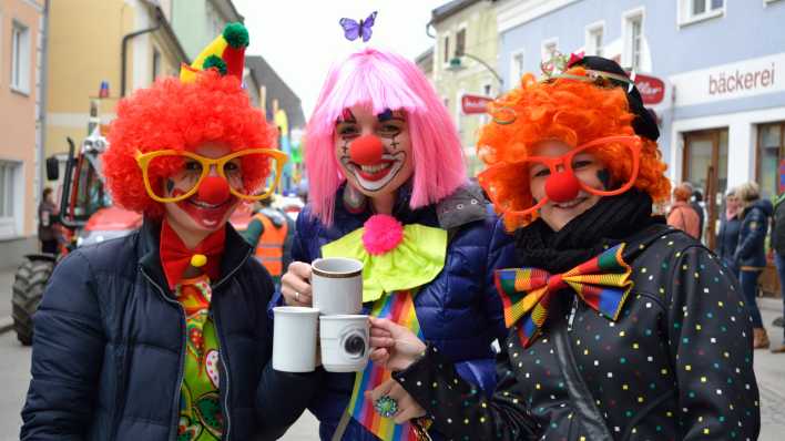 Faschingsumzug mit drei maskierten Frauen, Foto: Colourbox