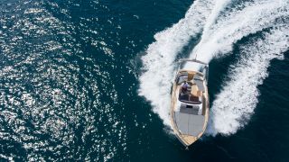 Schnellboot auf dem Wasser, Foto: Colourbox