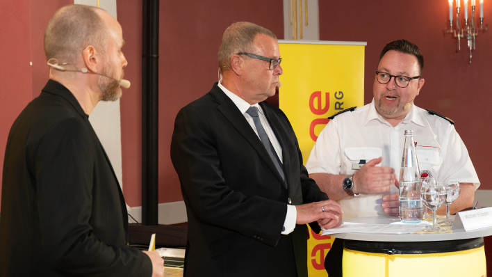 Moderator Olaf Kosert (L.) mit Brandenburgs Innenminister Michael Stübgen (M.) (CDU) und Daniel Brose (R.), Vizepräsident Landesfeuerwehrverband Brandenburg, Bild: Antenne Brandenburg/M. Zachrau
