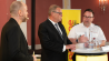 Moderator Olaf Kosert (L.) mit Brandenburgs Innenminister Michael Stübgen (M.) (CDU) und Daniel Brose (R.), Vizepräsident Landesfeuerwehrverband Brandenburg, Bild: Antenne Brandenburg/M. Zachrau