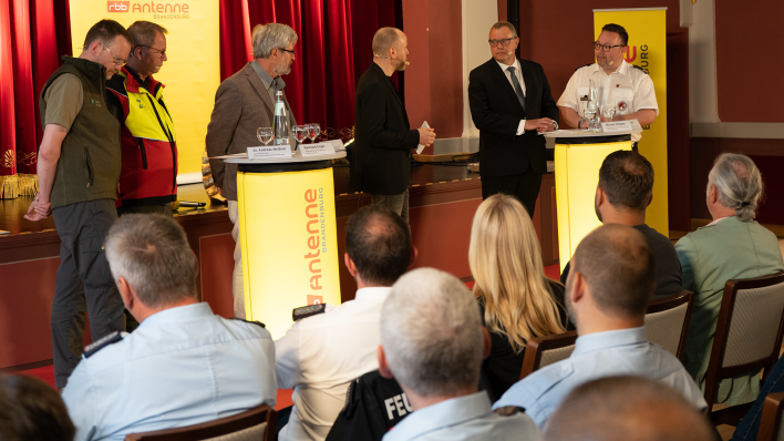 v.l.n.r.: Dr. Andreas Meißner, Geschäftsführer der Stiftung Naturlandschaften, Raimund Engel, Waldbrandschutzbeauftragter des Landes Brandenburg, Axel Vogel (Bündnis 90 / Die Grünen), Umweltminister Brandenburg, Antenne-Moderator Olaf Kosert, Michael Stübgen (CDU), Innenminister Brandenburg, Daniel Brose, Vizepräsident Landesfeuerwehrverband Brandenburg, Bild: Antenne Brandenburg/M. Zachrau