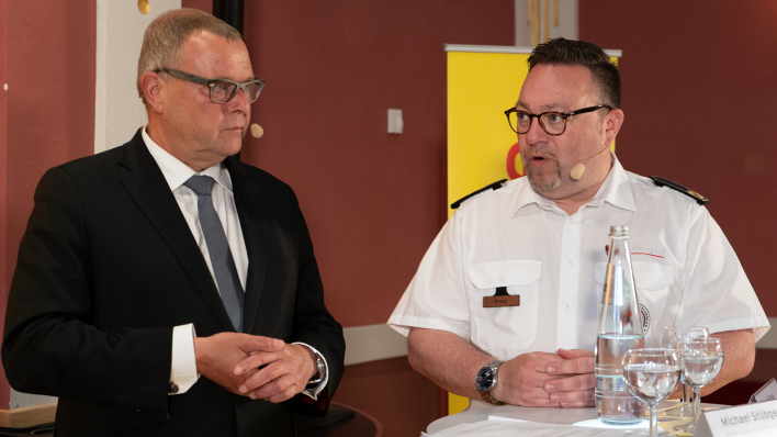 Michael Stübgen (l.) (CDU), Innenminister Brandenburg, und Daniel Brose, Vizepräsident des Landesfeuerwehrverbandes Brandenburg, Bild: Antenne Brandenburg/M. Zachrau