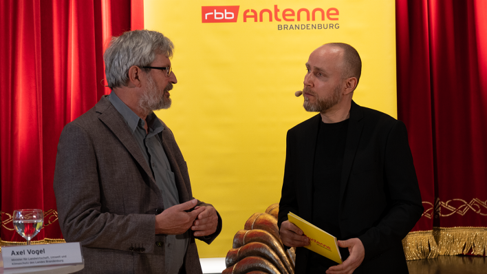 Antenne-Moderator Olaf Kosert mit Brandenburgs Umweltminister Axel Vogel (Bündnis 90 / Die Grünen), Bild: Antenne Brandenburg/M. Zachrau