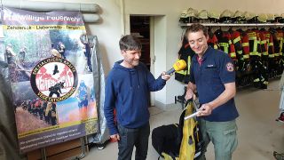 Nico Semsch (r.), der Kamerad, der die SKV-Truppe in Zehdenick eingeführt hat, mit Reporter Ivo Ziemann, Bild: Feuerwehr Zehdenick
