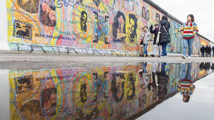 Spiegelung an der East Side Gallery Berlin, Bild: imago/Marius Schwarz