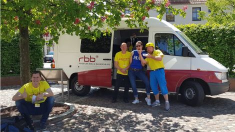 Der rbb-Übertragungswagen vor Ort