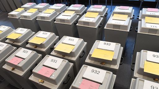 Viele Wahlurnen Kommunalwahl, Bild: dpa/Stefan Sauer