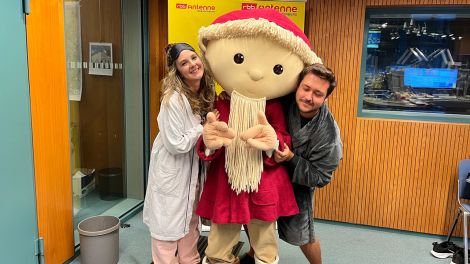 Das Sandmännchen zu Besuch bei Marie Günther und Christofer Hameister im Antenne Studio, Bild: Antenne Brandenburg