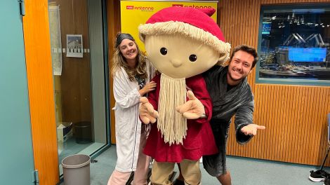 Das Sandmännchen zu Besuch bei Marie Günther und Christofer Hameister im Antenne Studio, Bild: Antenne Brandenburg