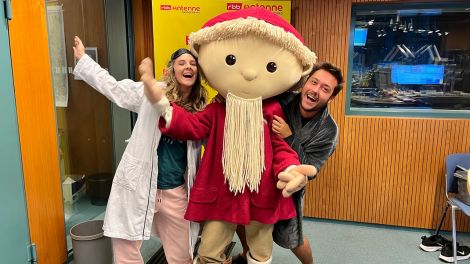 Das Sandmännchen zu Besuch bei Marie Günther und Christofer Hameister im Antenne Studio, Bild: Antenne Brandenburg