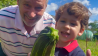 Andreas Lüllwitz aus Berlin erntet mit seinem Enkel riesige Zucchini, Foto: Andreas Lüllwitz aus Berlin per Antenne-Studionachricht - 03.08.2023