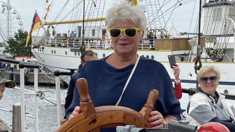 Marion Fichtelmann freut sich über ihre gelbe Antenne-Sonnenbrille auf der Hansesail, Foto: Marion Fichtelmann via Studionachricht