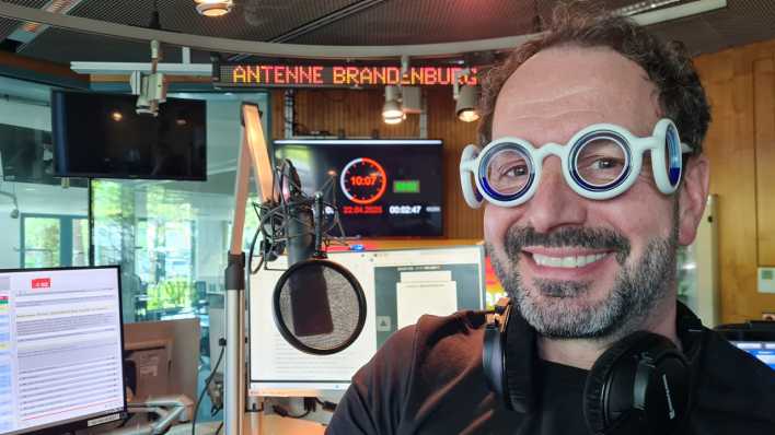 René Hausmann mit der Reisebrille, Foto: Antenne Brandenburg